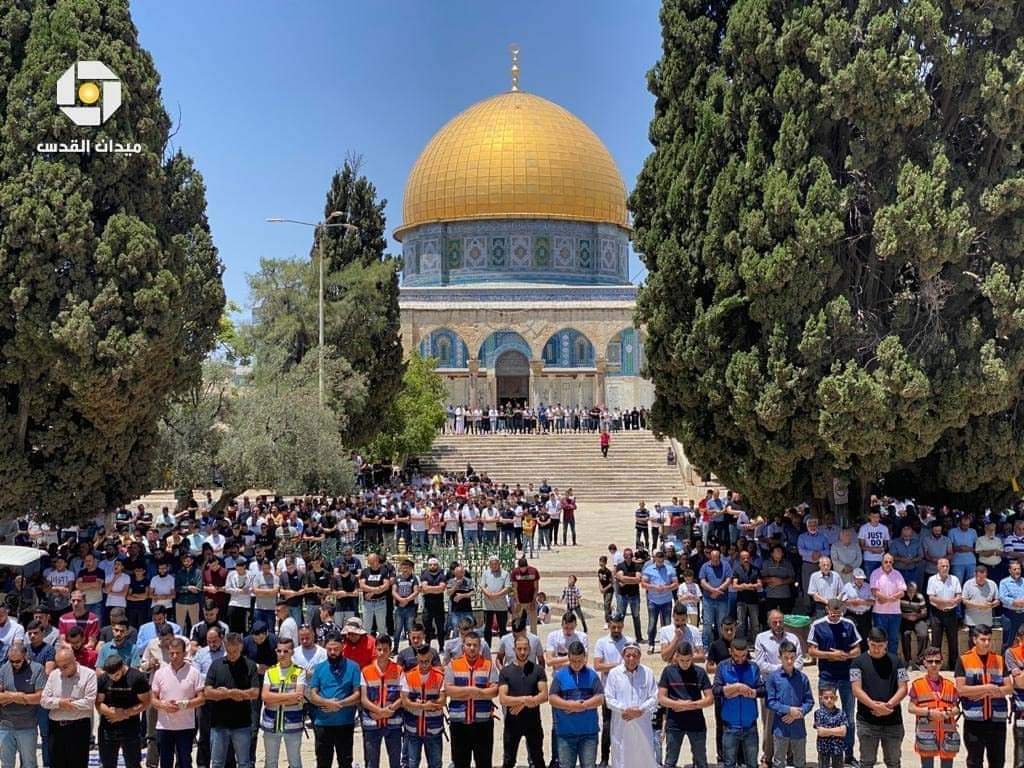 Photos: des milliers de fidèles assistent à la prière du vendredi à la mosquée Al-Aqsa aujourd'hui