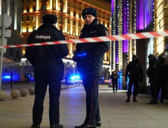 رجل يطلق النار على أشخاص من نافذة منزل في مدينة يكاترينبورغ الروسية
