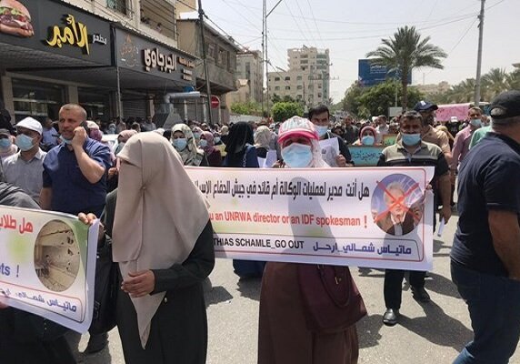 مظاهرة إحتجاجية في غزة طالبت برحيل مدير عمليات الاونروا في غزة