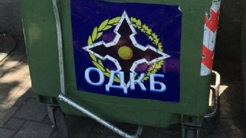 Ермәнистанда КТМТ-нин логосу зибил гутуларына јапышдырылыб
