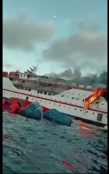 インドネシアで、火災に巻き込まれた船の乗客を救出