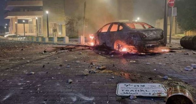 "مستوطنون يهود" يغادرون منازلهم في مدينة اللد بعد الاحداث الاخيرة مع الفلسطينيين