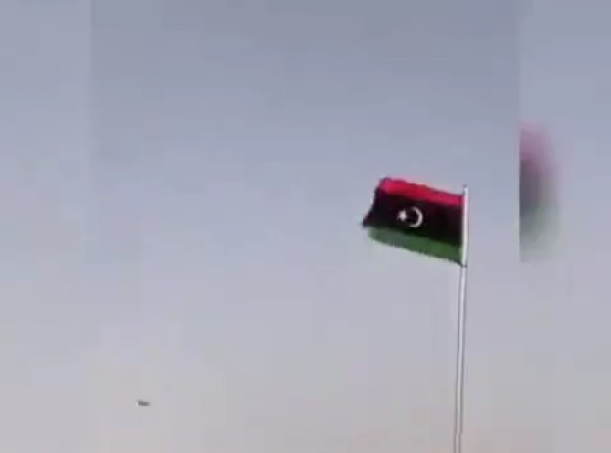 Libya savaş uçağının tatbikat sırasında düştüğü an!