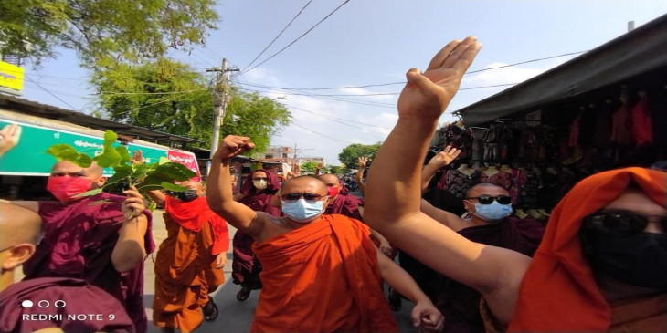 မႏၲေလး သံဃာေတာ္ မ်ား စစ္အာဏာရွင္ ကိုဆန႔္က်င္ဆႏၵျပ