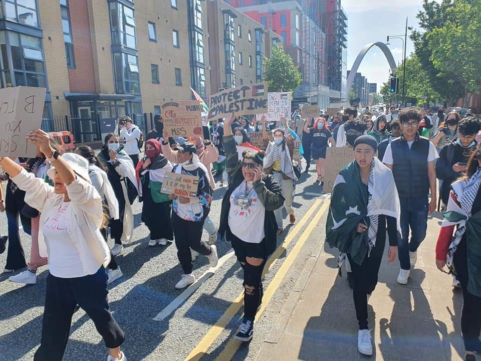 Photos : des centaines de manifestants défilent à Manchester, en Angleterre, pour réclamer la liberté de la Palestine et la fin de l'occupation israélienne