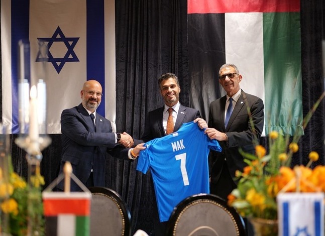 سفير أبو ظبي بتل أبيب يحضر مباراة ويثير سخطا