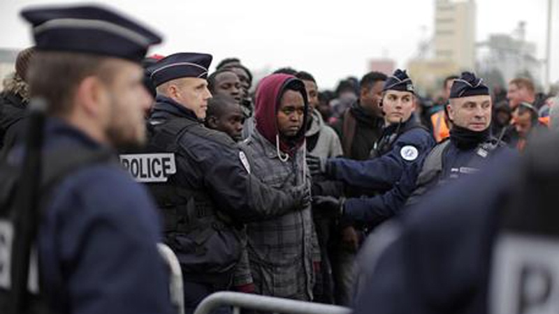 Francia: la polizia sgombera un campo di migranti
