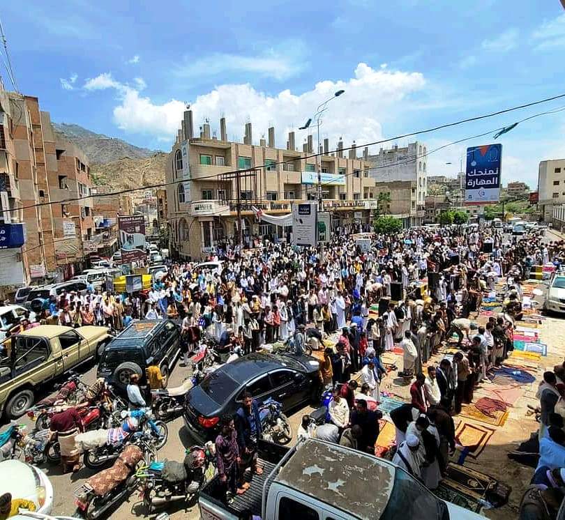 المتظاهرون الغاضبون يمهلون العدوان ثلاثة أيام للإطاحة بمحافظ تعز اليمنية