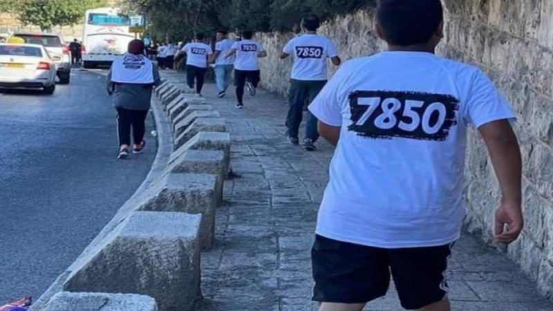 Siyonist askerler Kudüs'te maratonculara saldırdı