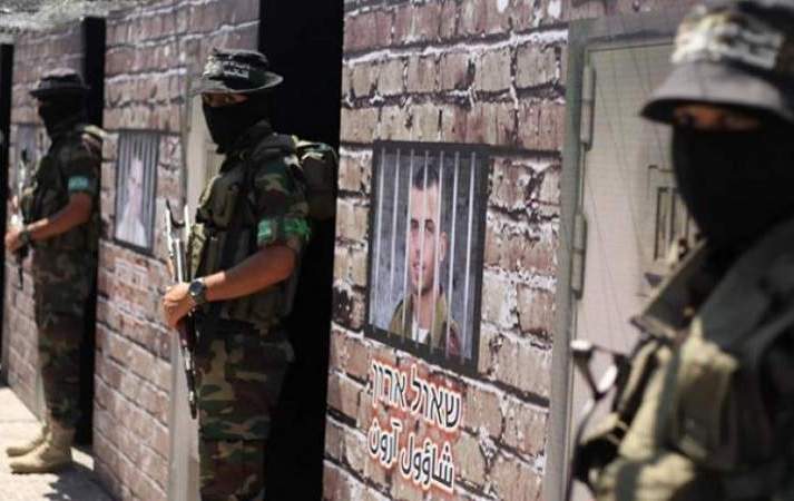 صحيفة عبرية تؤكد قرب التوصل إلى صفقة تبادل أسرى مع حماس