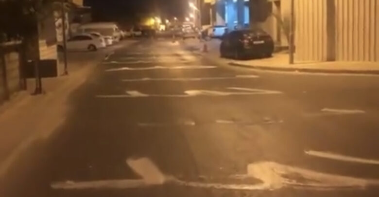 متظاهرون في جزيرة سترة البحرينية يضعون اسم الجلاد حمد تحت أحذيتهم