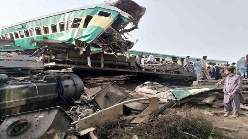 Tragedia in Pakistan, si scontrano due treni, almeno 80 morti e feriti