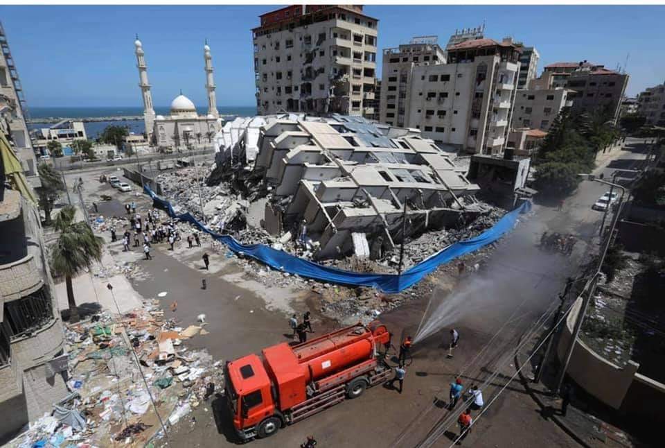 Photos: Palestinian youths volunteered to clean streets around 500 buildings destroyed in Gaza