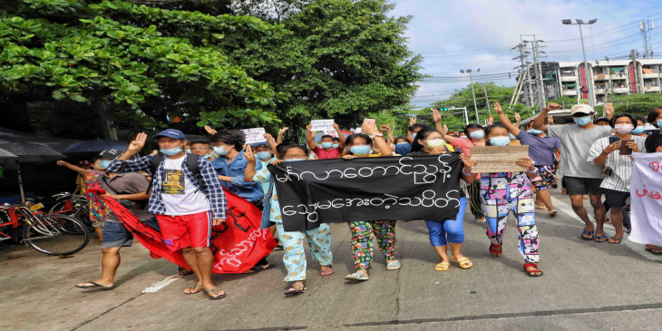  ရန္ကုန္ တြင္ စစ္အာဏာရွင္ ဆန႔္က်င္ ဆႏၵျပ သည့္ လူငယ္ ၂ ဦး ဖမ္းဆီးခံရ ။ ။ photo 