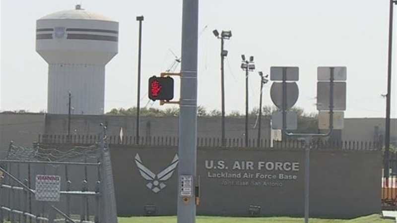 米空軍基地内で銃乱射事件発生　