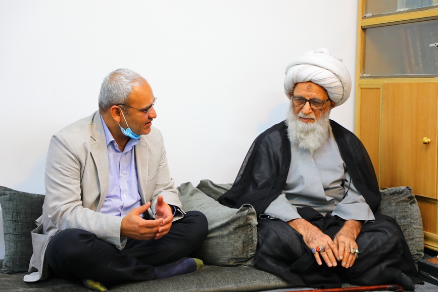 آية الله النجفي الإسلام يوصي بخدمة الإنسانية والمجتمع