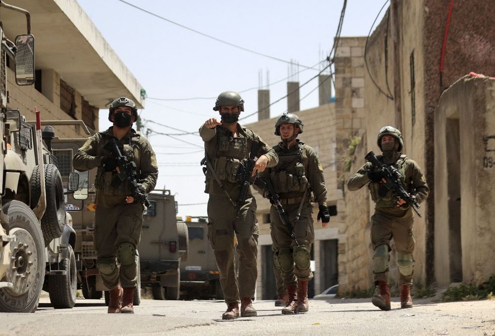 Israeli soldiers injure several Palestinians in Nablus