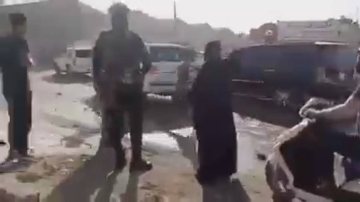 متظاهرون غاضبون في مدينة ذي قار يرشقون موكب رئيس الوزراء بالحجارة 