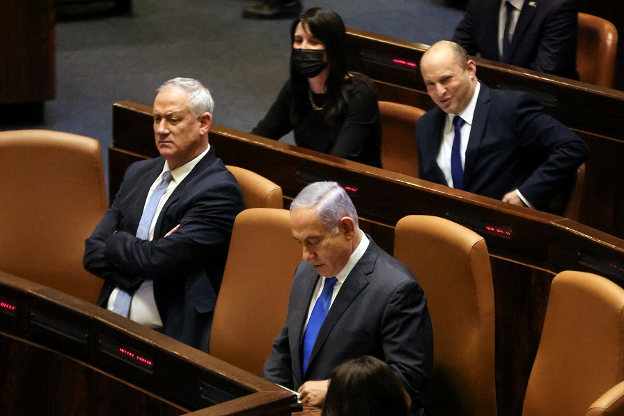 على خطى ترامب! نتنياهو يرفض تسليم السلطة لبينيت بمراسم احتفالية ويهدد الحكومة الجديدة