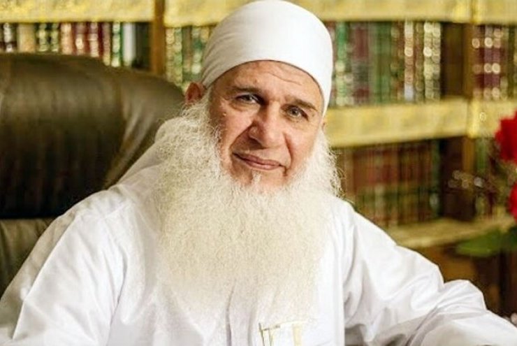 الداعية المصري "محمد حسين يعقوب" على كرسي متحرك أمام المحكمة ويدلي باعترافاته