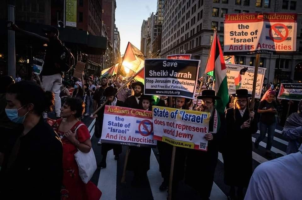 Photos : Des centaines de manifestants pro-palestiniens ont défilé à Manhattan, New York, en même temps que la tristement célèbre « marche du drapeau » israélienne à Al Qods occupé