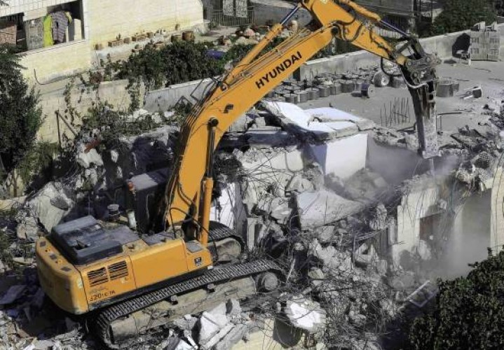 جرافات العدو الصهيوني تهدم منزلا فلسطينيا في الخليل