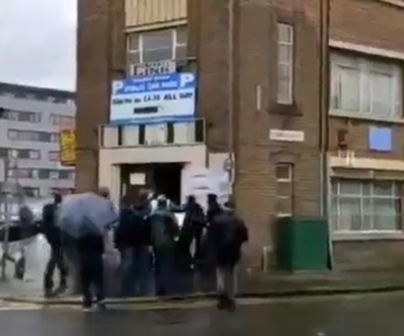 İngiltere'de münafıklar ve devrim karşıtları Birmingham kentinde İranlı bir kadın seçmene saldırdı