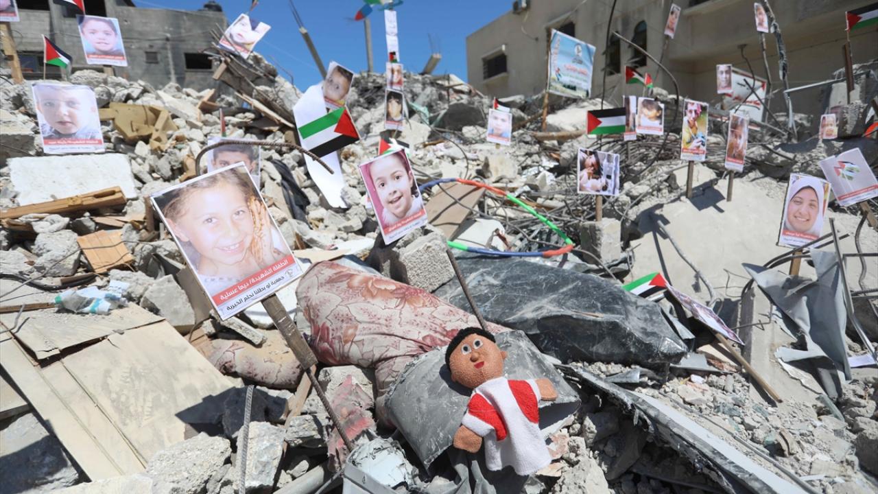 تقرير مصور / معرض صور للأطفال الشهداء على أنقاض منزل مدمّر في قطاع غزة