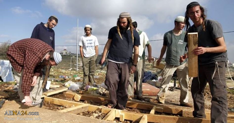 Over 100 extremist settlers raid western Ramallah