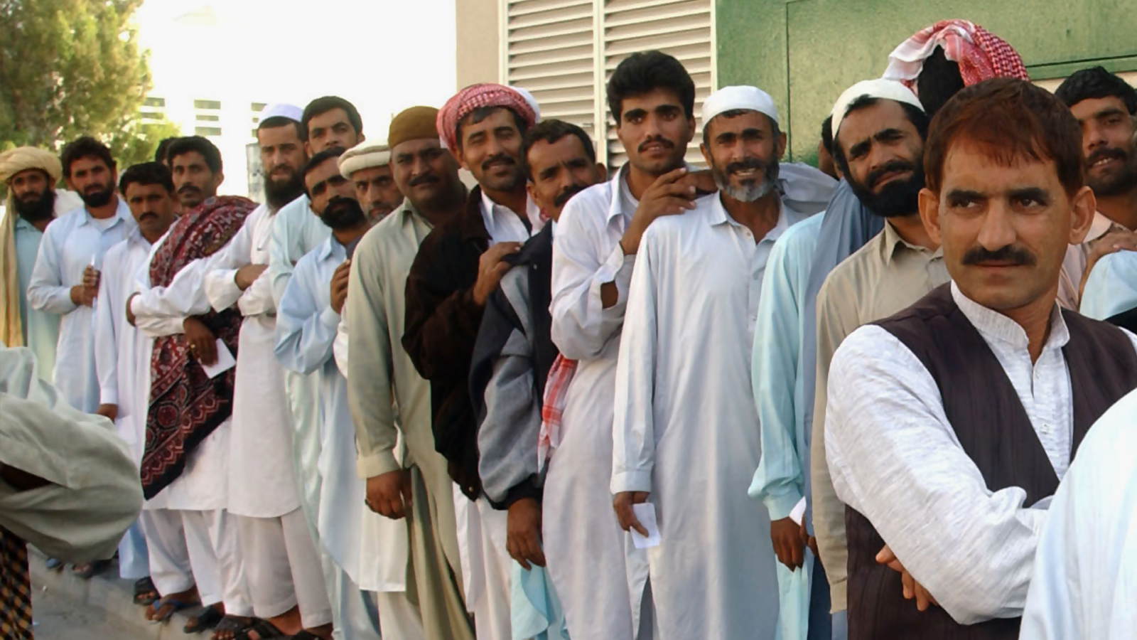 "هيومن رايتس ووتش" تتهم الإمارات بـ"استهداف تعسفي" لوافدين باكستانيين شيعة