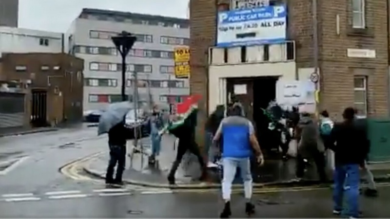Teheran, arrestati tre aggressori agli elettori iraniani a Birmingham