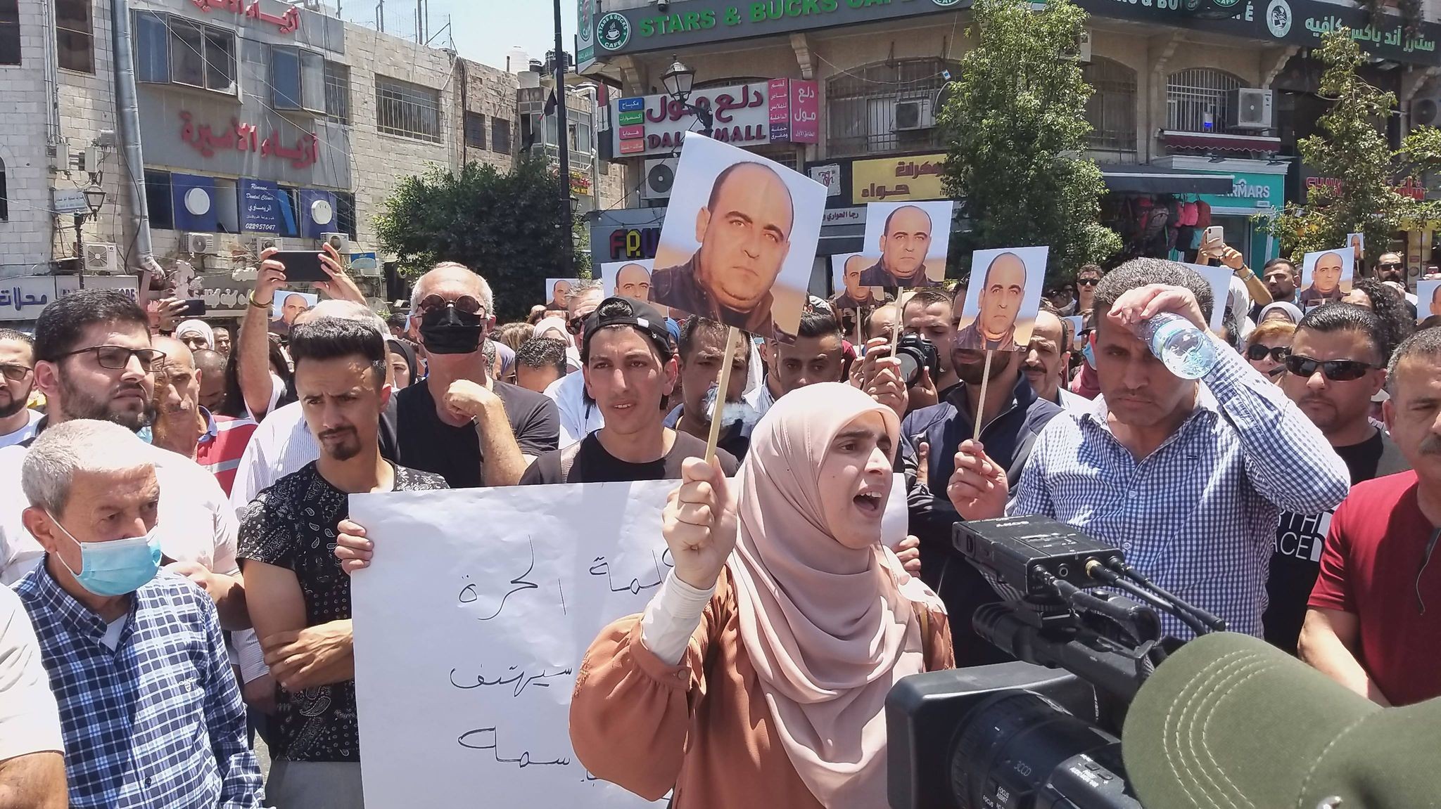 اصابات بالاختناق خلال قمع "أمن السلطة" لمسيرة منددة باغتيال "بنات" في رام الله