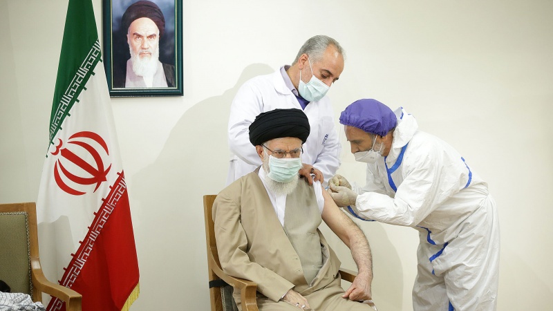 رہبر انقلاب اسلامی نے آج ایران کی تیار کردہ کورونا ویکسین کی پہلی ڈوز لے لی