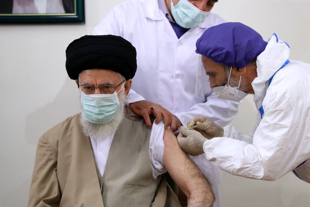 Photos : l'imam Khamenei a reçu sa première dose de vaccin contre le Covid