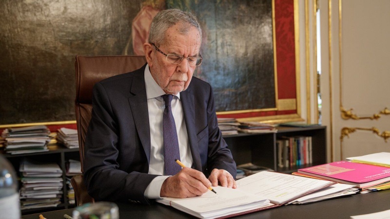 Президент Австрии поздравил Раиси