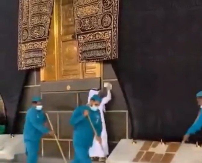 Kabe'yi tozdan arındırma töreni