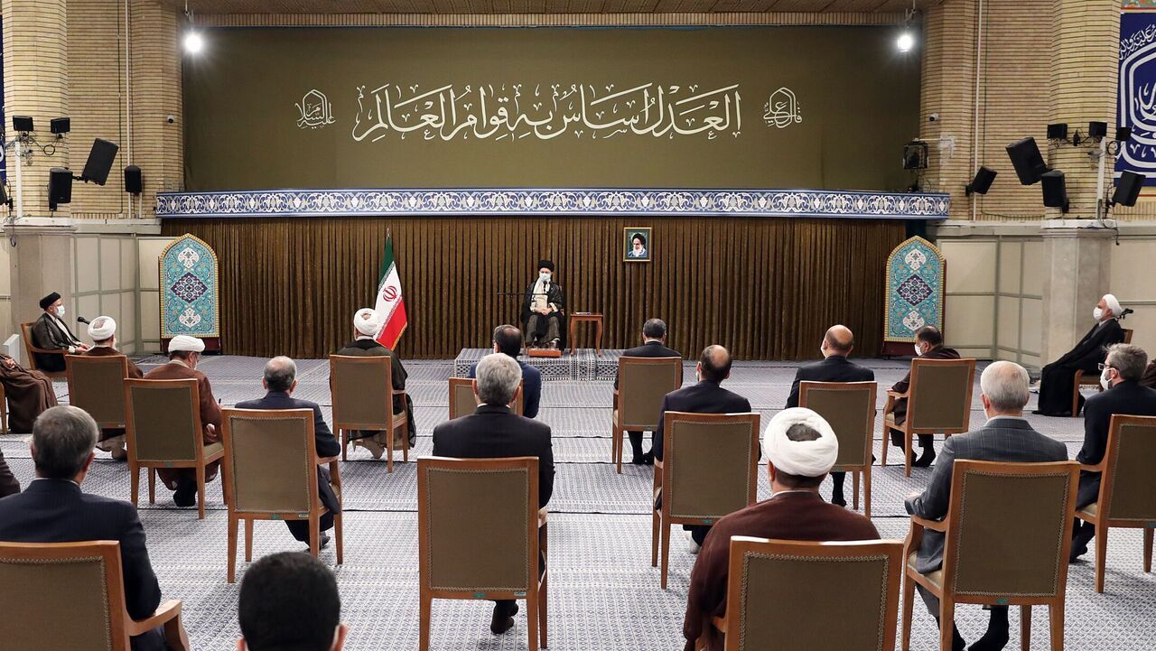 قائد الثورة الاسلامية يستقبل رئيس ومسؤولي السلطة القضائية 
