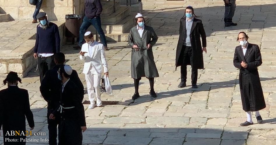 Extremist Jewish settlers defile Al-Aqsa courtyards
