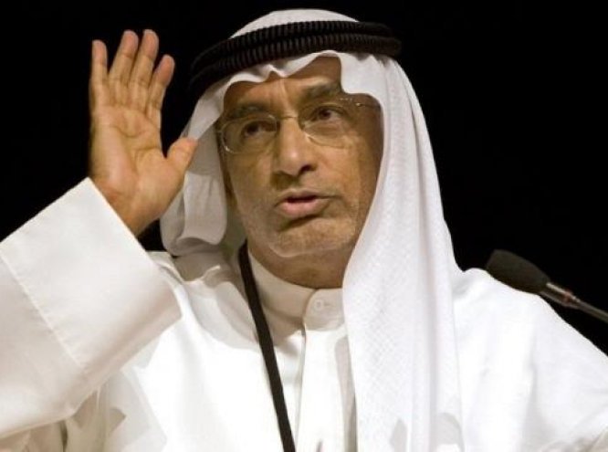 علم المثليين یرفع بالإمارات.. وعبدالخالق عبدالله: "علينا التكيف مع الأمر"!