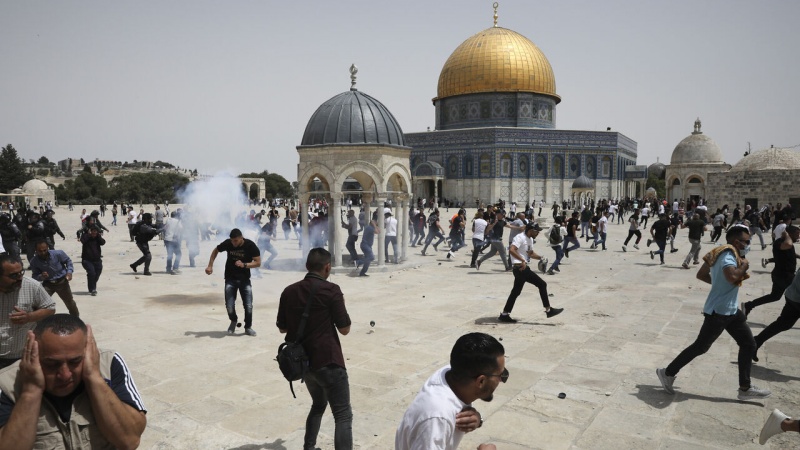 イスラエルのシオニスト入植者らがアクサーモスクを襲撃