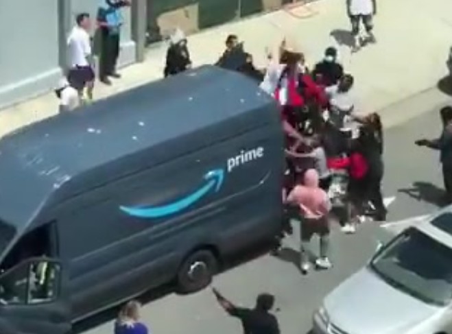ABD'de kapısı açık bırakılan Amazon firması aracı, böyle soyuldu!