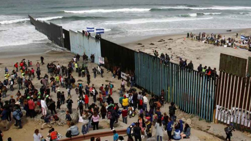 米メキシコ国境で１００万人以上の不法移民が拘束
