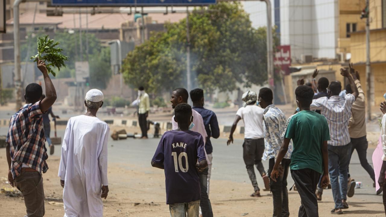 تقرير مصور / السودانيون يتظاهرون بالخرطوم احتجاجا على رفع الدعم عن الوقود 