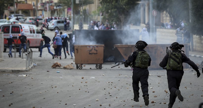 الفلسطينيون يتصدون لاعتداءات قوات الاحتلال الاسرائيلي في مخيم شعفاط
