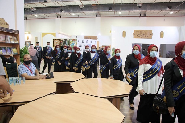 Al-Azhar university gifts Quran copies to visitors of Cairo book fair