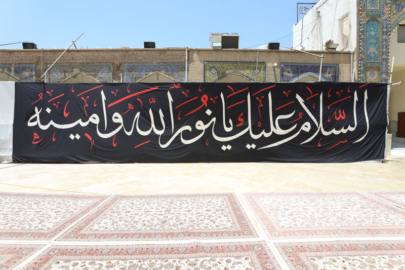 تقرير مصور / نشر السواد في أرجاء الصحن الشريف للإمامين العسكريين (ع) بمناسبة استشهاد الامام الجواد (ع)