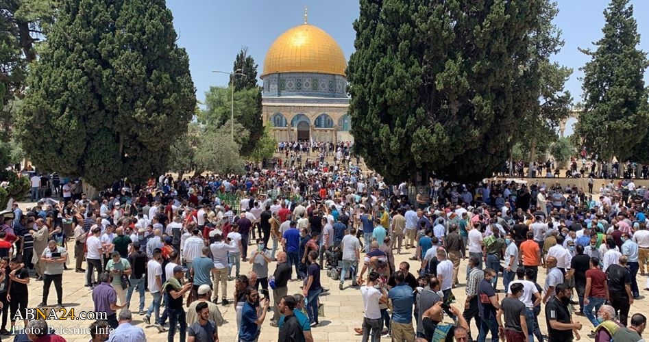 Over 30,000 Palestinian worshipers perform Friday prayer at Al-Aqsa