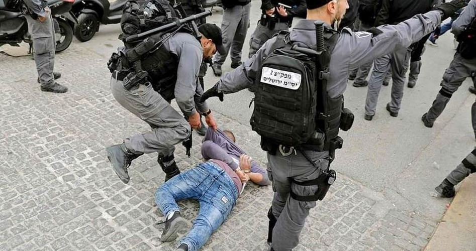 بیت المقدس میں قابض فوج نے مارپیٹ کے بعد فلسطینی نوجوان کو گرفتار کر لیا
