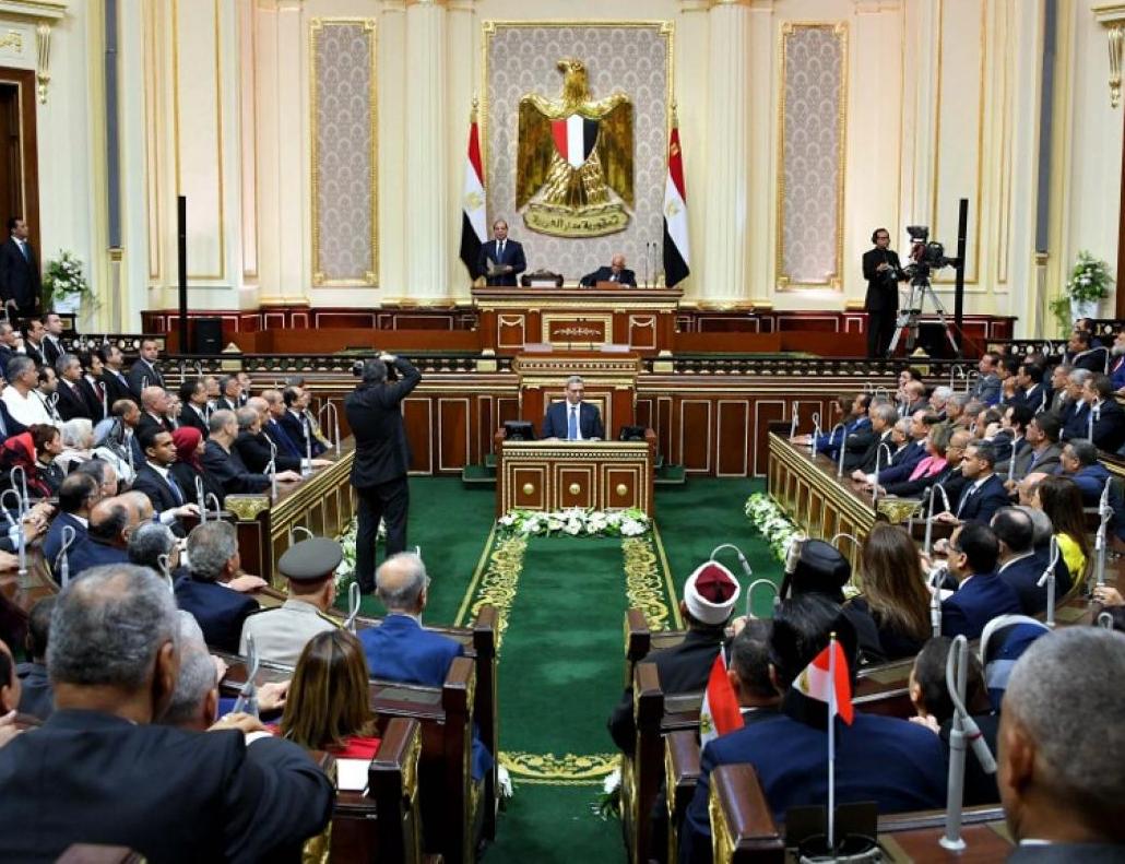 برلمان مصر يقر قانونا يتيح فصل موظفين ينتمون إلى جماعة "الإخوان المسلمون"