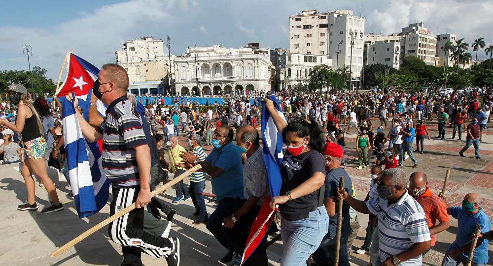 MRE cubano acusa 'mercenários' pagos pelos EUA de incitarem protestos; Blinken diz ser 'erro grave'